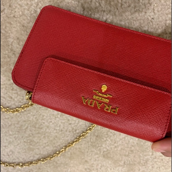 Red Prada wallet on chain - Picture 5 of 8